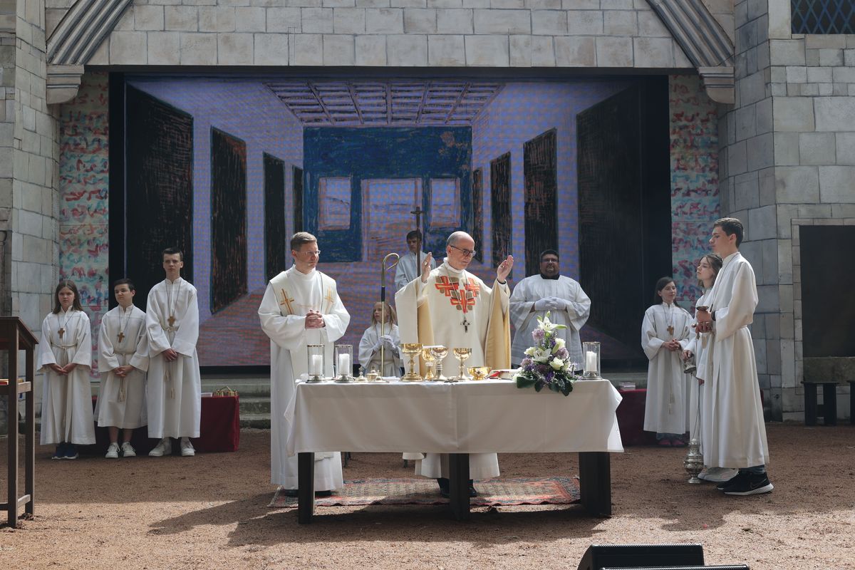 Mit einem Gottesdienst auf der Freilichtbühne hat Bischof Dr. Franz Jung die Sömmersdorfer Passionsspiele 2024 eröffnet.  Mit einem Gottesdienst auf der Freilichtbühne hat Bischof Dr. Franz Jung die Sömmersdorfer Passionsspiele 2024 eröffnet.