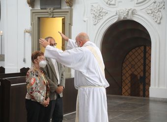 Bischof Dr. Franz Jung segnete nach dem Gottesdienst die Ehejubilare.