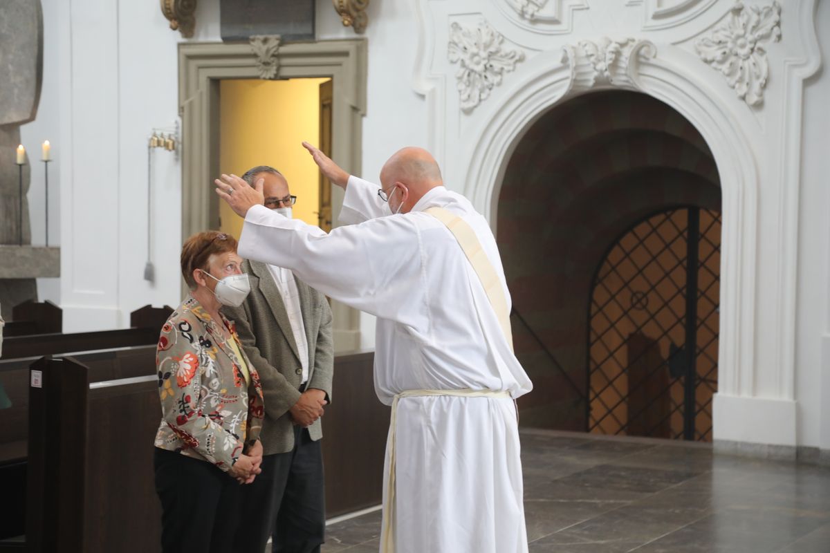 2721/0630_Ehejubilare mit Bischof Franz Jung_28141 Bischof Dr. Franz Jung segnete nach dem Gottesdienst die Ehejubilare.