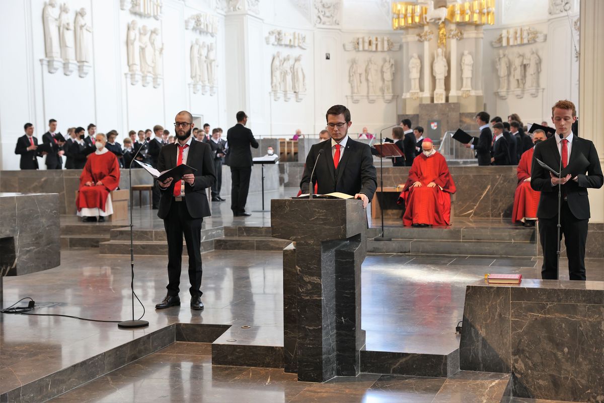 Bischof Dr. Franz Jung hat am Karfreitag, 15. April, die Liturgie vom Leiden und Sterben Jesu im Kiliansdom gefeiert. Bischof Dr. Franz Jung hat am Karfreitag, 15. April, die Liturgie vom Leiden und Sterben Jesu im Kiliansdom gefeiert.