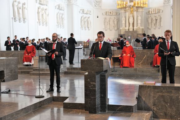 Bischof Dr. Franz Jung hat am Karfreitag, 15. April, die Liturgie vom Leiden und Sterben Jesu im Kiliansdom gefeiert. Bischof Dr. Franz Jung hat am Karfreitag, 15. April, die Liturgie vom Leiden und Sterben Jesu im Kiliansdom gefeiert.