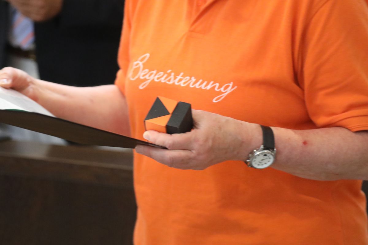 Vertreterinnen und Vertreter der Verbände brachten symbolische Gaben vor den Altar.