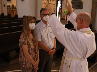 Mit rund 110 Ehepaaren aus der ganzen Diözese hat Weihbischof Ulrich Boom am Mittwochnachmittag, 23. Juni, einen Pontifikalgottesdienst gefeiert. Eingeladen waren Ehejubilare, die in den Jahren 2020 und 2021 auf 50, 60 oder 65 gemeinsame Jahre zurückblicken.