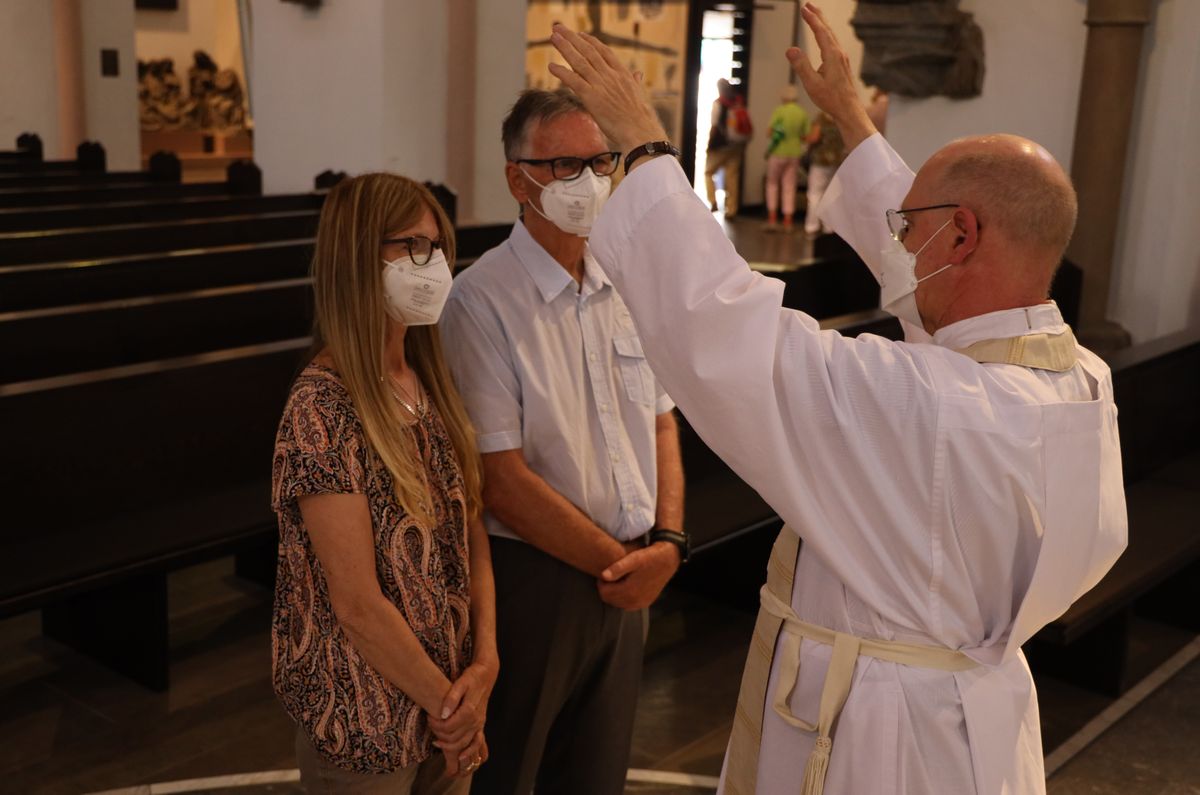 Mit rund 110 Ehepaaren aus der ganzen Diözese hat Weihbischof Ulrich Boom am Mittwochnachmittag, 23. Juni, einen Pontifikalgottesdienst gefeiert. Eingeladen waren Ehejubilare, die in den Jahren 2020 und 2021 auf 50, 60 oder 65 gemeinsame Jahre zurückblicken.