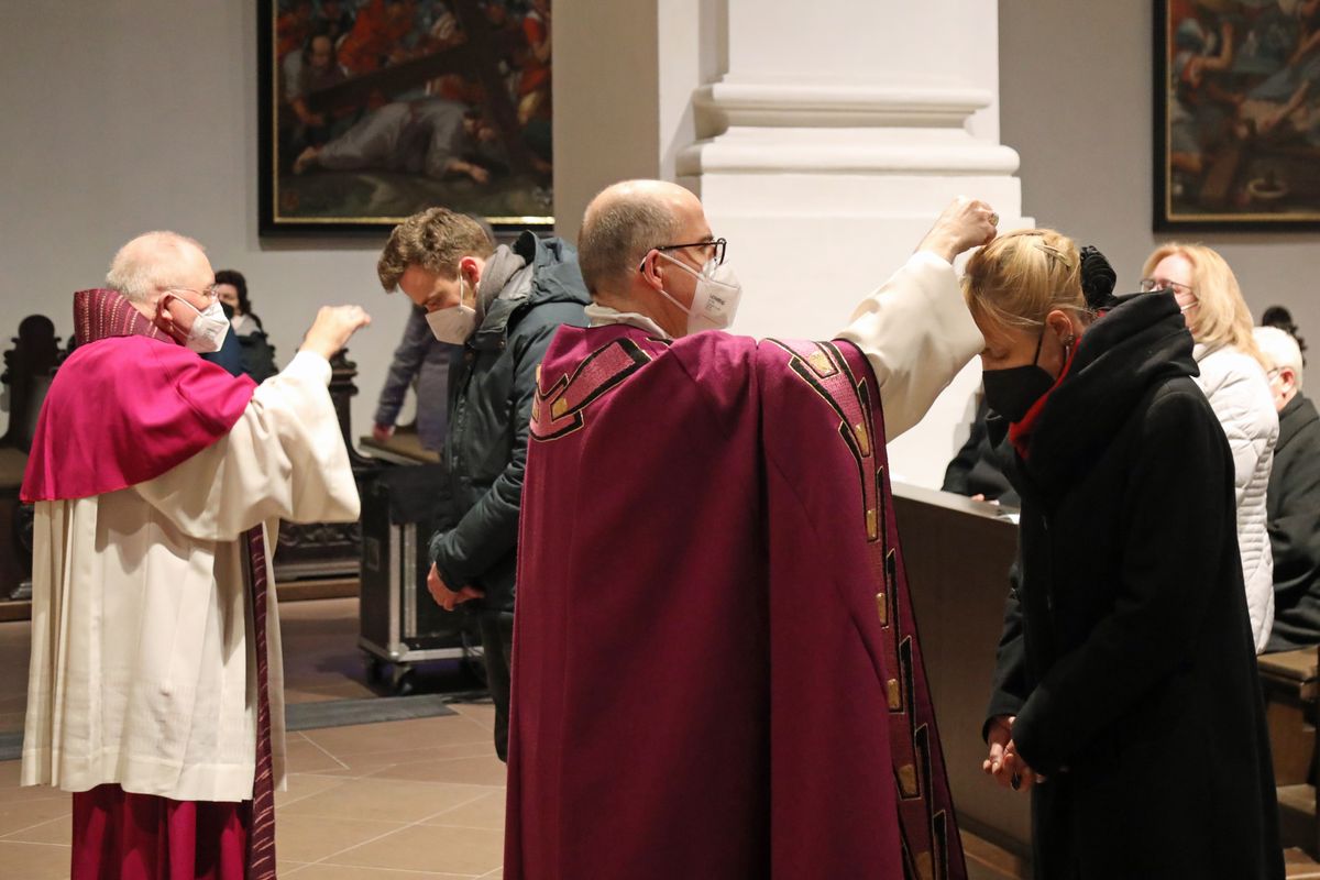 Bischof Dr. Franz Jung, Weihbischof Ulrich Boom, Pfarrer Robert Borawski und Diakon i. R. Anton Blum legten den Gläubigen im Neumünster das Aschenkreuz auf.