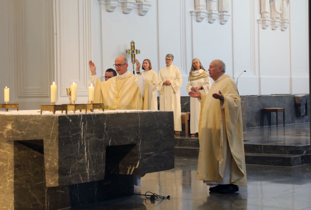 Mit rund 1000 Eheleuten, die in diesem Jahr Silberhochzeit haben, feierte Bischof Dr. Franz Jung am Freitagabend, 4. Juli 2025, einen Pontifikalgottesdienst im Kiliansdom. Im Anschluss erteilten er, Weihbischof Paul Reder sowie weitere Seelsorgerinnen und Seelsorger den Paaren einzeln den Segen.