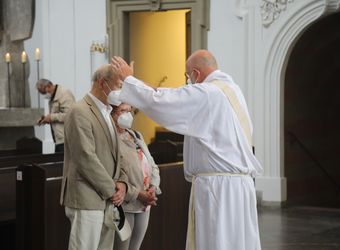 Bischof Dr. Franz Jung segnete nach dem Gottesdienst die Ehejubilare.