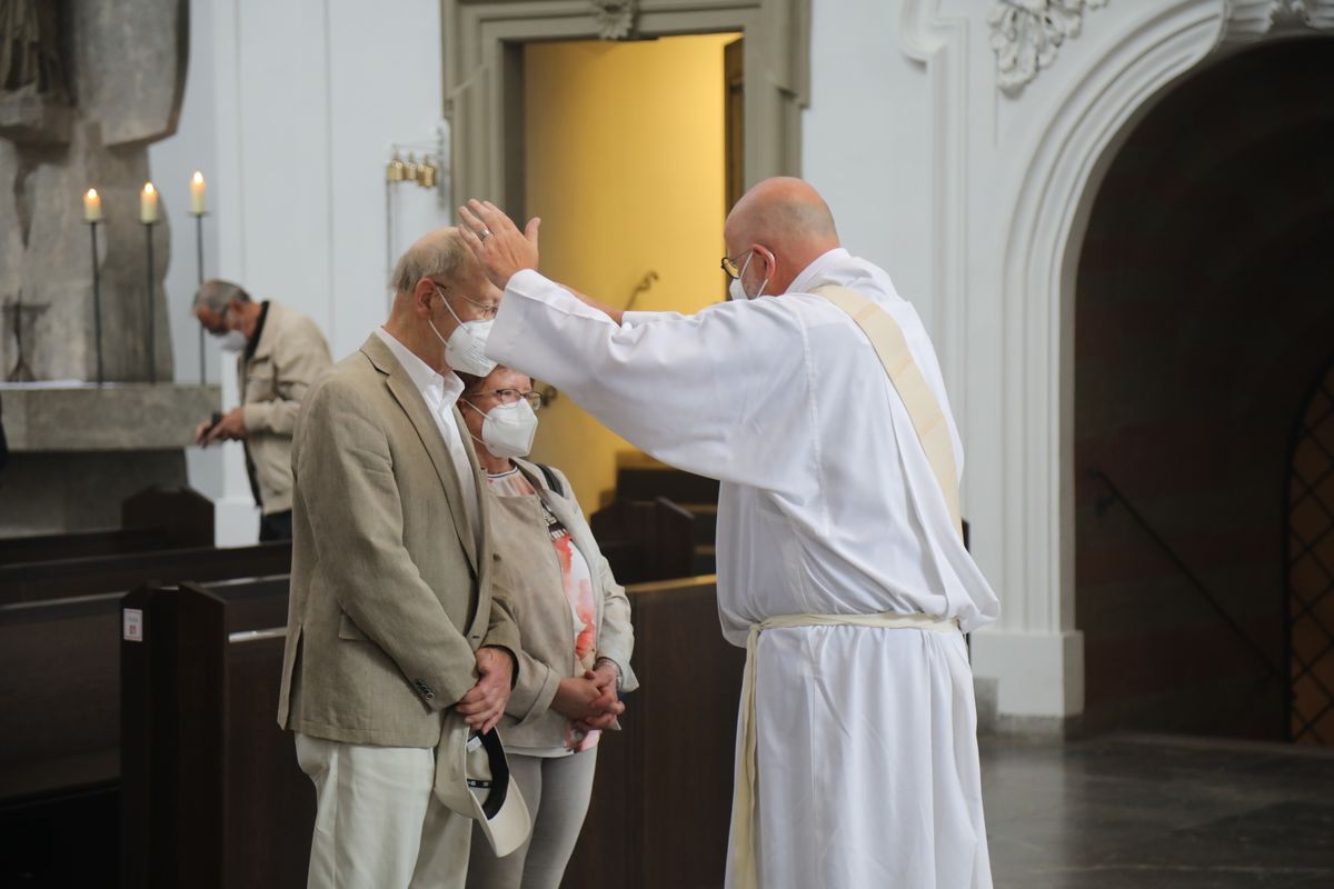 2721/0630_Ehejubilare mit Bischof Franz Jung_28156 Bischof Dr. Franz Jung segnete nach dem Gottesdienst die Ehejubilare.