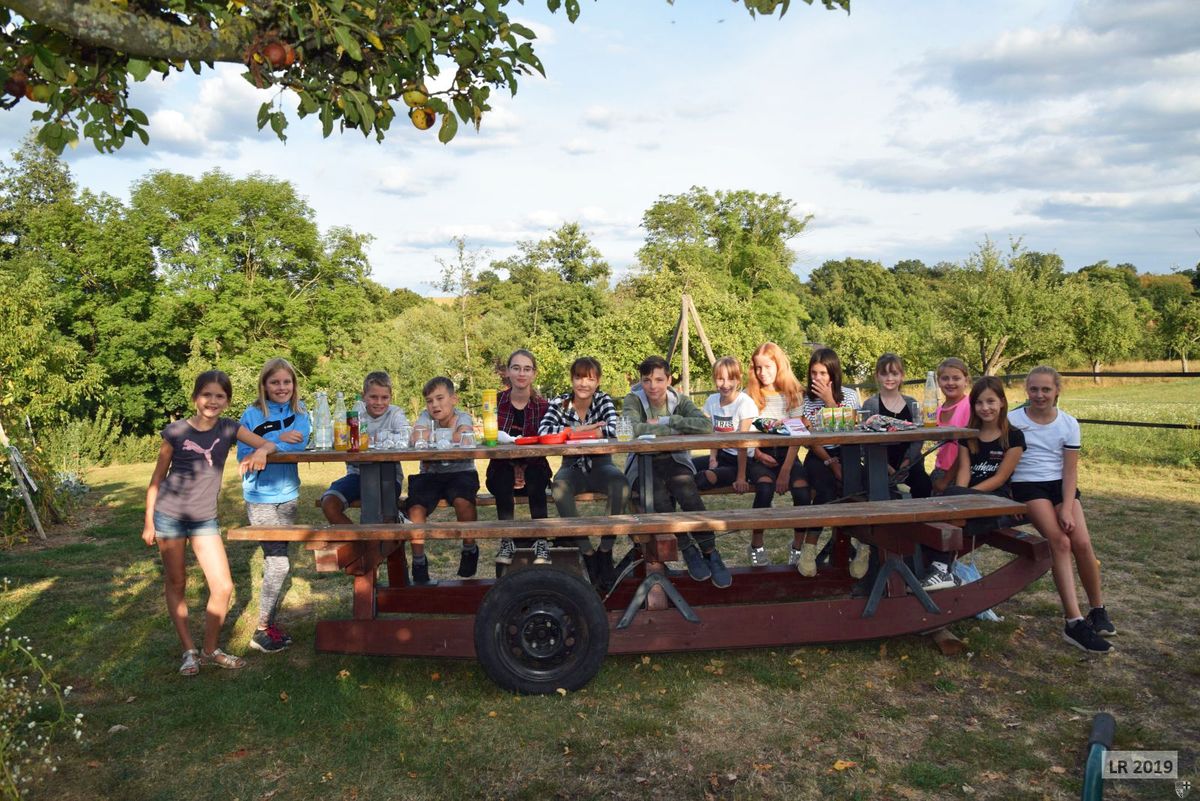 Vor Corona gab es für die Ministrantinnen und Ministranten viele Veranstaltungen. Das Bild entstand nach einer "Ochsentour" mit den Schallfelder Ministranten. 