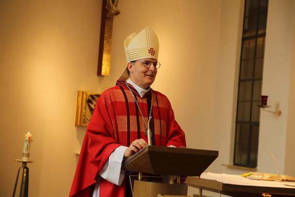 Weihbischof Paul Reder hat am Mittwoch, 9. Juli, einen Kiliani-Gottesdienst in der Kapelle der Ritaschwestern am Juliusspital Hospiz in Würzburg gefeiert. Nach dem Gottesdienst besuchte er das Hospiz und kam in den Austausch mit Mitarbeitenden und Gästen.