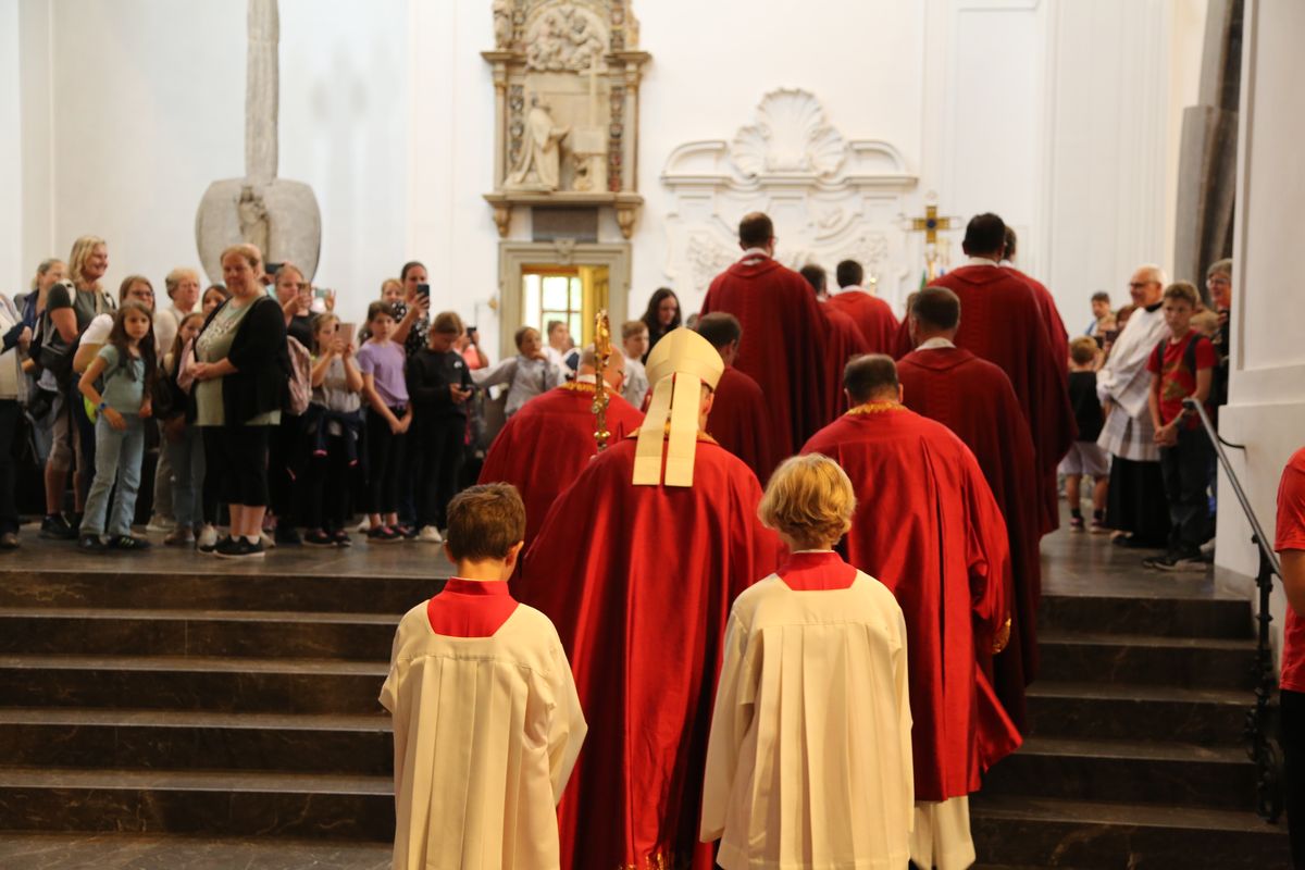Über 1400 Kinder und ihre Begleiter sind am Montagvormittag, 7. Juli 2025, zum Gottesdienst für Erstkommunionkinder mit Bischof Dr. Franz Jung in den Würzburger Kiliansdom gekommen. 