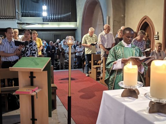 Bei einem Gottesdienst in der alten Wallfahrtskirche hat sich Father Sospeter Mahundi (vorne rechts) von der Gemeinde in Kälberau verabschiedet. Bei einem Gottesdienst in der alten Wallfahrtskirche hat sich Father Sospeter Mahundi (vorne rechts) von der Gemeinde in Kälberau verabschiedet.