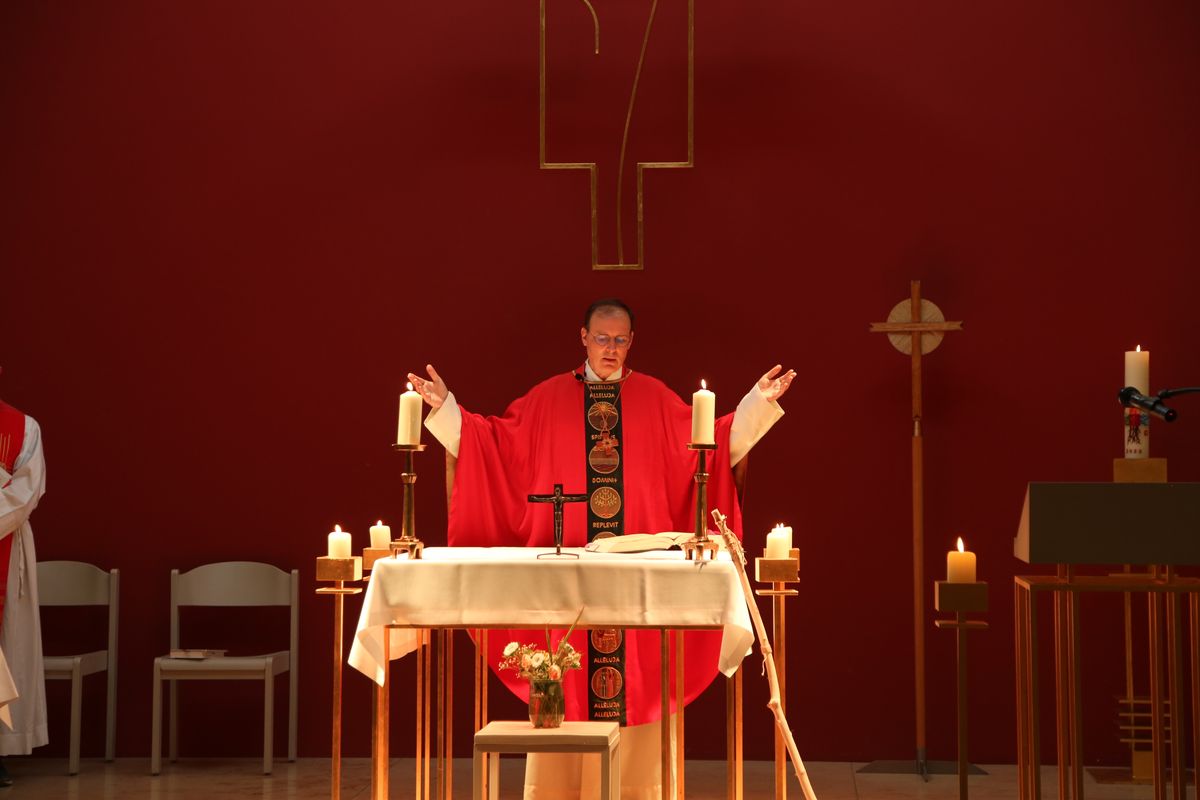 Am Tag der Jugend hat Weihbischof Paul Reder im Anschluss an ein buntes Workshop-Programm einen Kiliani-Gottesdienst mit den Jugendlichen im Kilianeum in Würzburg gefeiert.