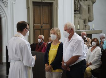 Bischof Dr. Franz Jung segnete nach dem Gottesdienst die Ehejubilare.