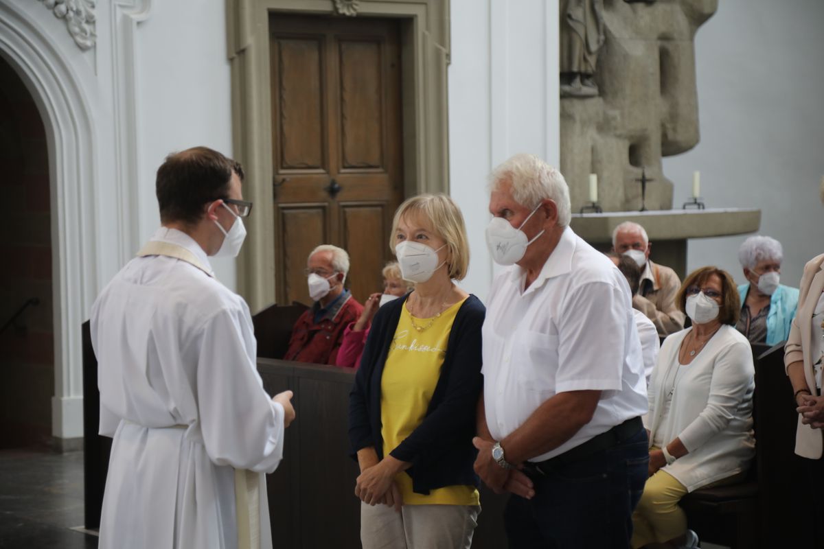 2721/0630_Ehejubilare mit Bischof Franz Jung_28151 Bischof Dr. Franz Jung segnete nach dem Gottesdienst die Ehejubilare.