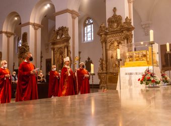 Bischof Dr. Franz Jung hat am Hochfest der Frankenapostel, Donnerstag, 8. Juli, mit haupt- und ehrenamtlichen Mitarbeiterinnen und Mitarbeitern der Caritas ein Pontifikalamt im Würzburger Kiliansdom gefeiert.