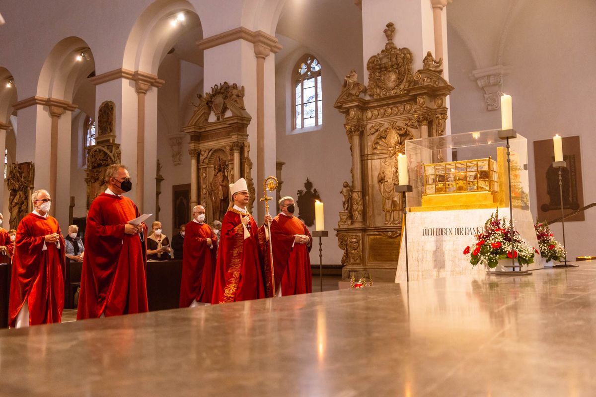 Bischof Dr. Franz Jung hat am Hochfest der Frankenapostel, Donnerstag, 8. Juli, mit haupt- und ehrenamtlichen Mitarbeiterinnen und Mitarbeitern der Caritas ein Pontifikalamt im Würzburger Kiliansdom gefeiert.