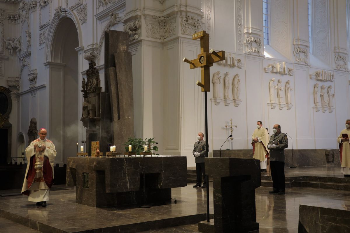 Bischof Dr. Franz Jung feiert mit Soldatinnen und Soldaten der Bundeswehr am Donnerstag, 28, Januar, im Würzburger Kiliansdom einen Gottesdienst  aus Anlass des Weltfriedenstags.