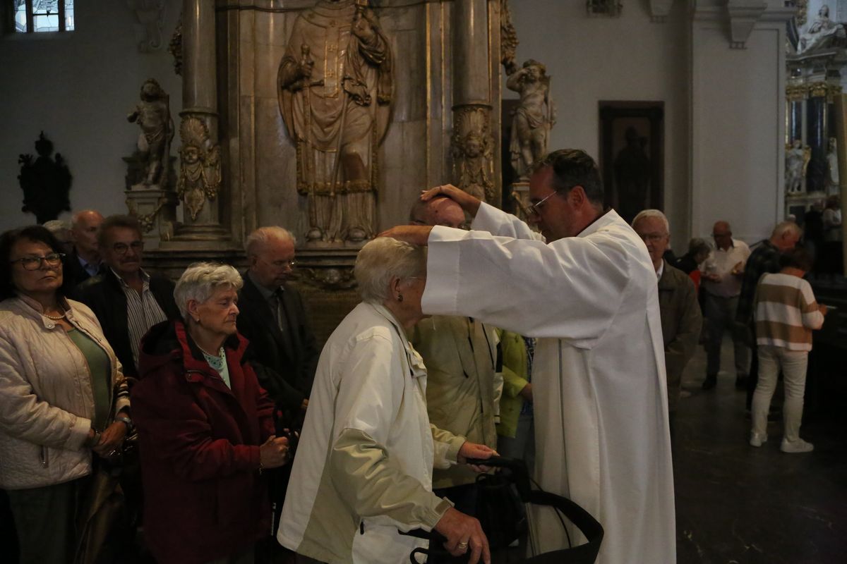 Bischof Dr. Franz Jung hat am Donnerstagnachmittag, 4. Juli, mit etwa 320 Paaren im Kiliansdom ihr goldenes oder diamantenes Ehejubiläum gefeiert.