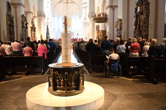 Weihbischof Paul Reder feierte in der Kiliani-Wallfahrtswoche die Pontifikalmesse für die beruflichen und ehrenamtlichen Mitarbeiterinnen und Mitarbeiter der Caritas.