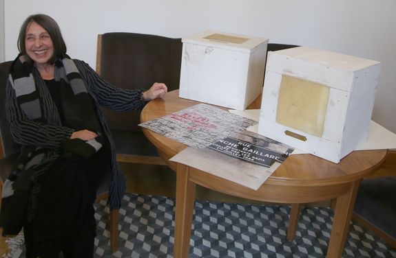 Gerade Enk vor einem Teil der geschenkten Kunstobjekte.