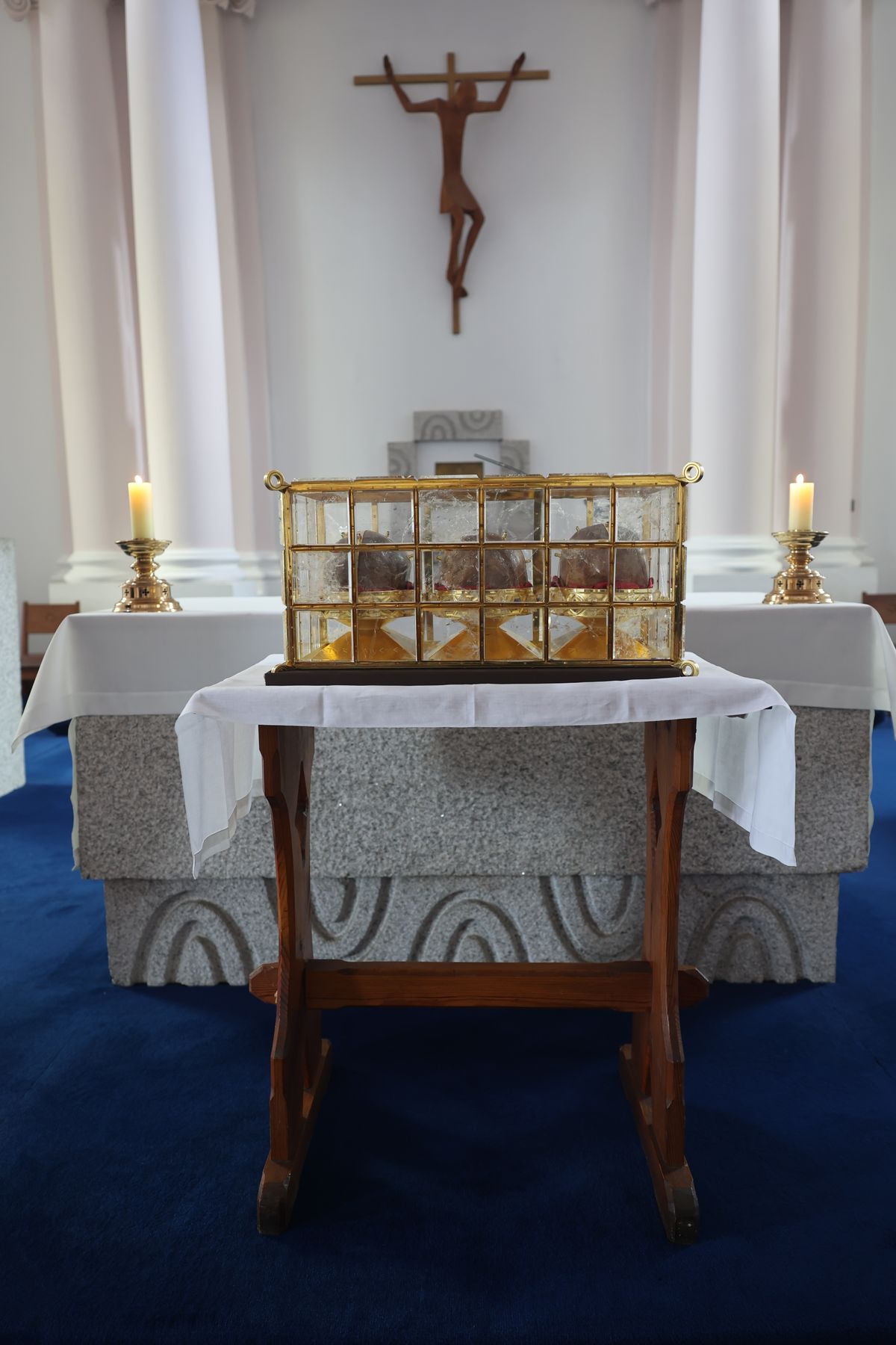 In einer der Hauskapellen wurde der Reliquienschrein aus der Klimakiste genommen und in das Tragegestell montiert.
