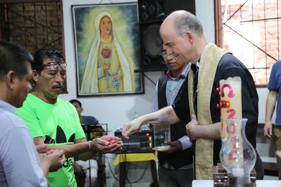 Bischof Dr. Franz Jung verteilt das Weihwasser mit einer Plastikrose. Bischof Dr. Franz Jung verteilt das Weihwasser mit einer Plastikrose.