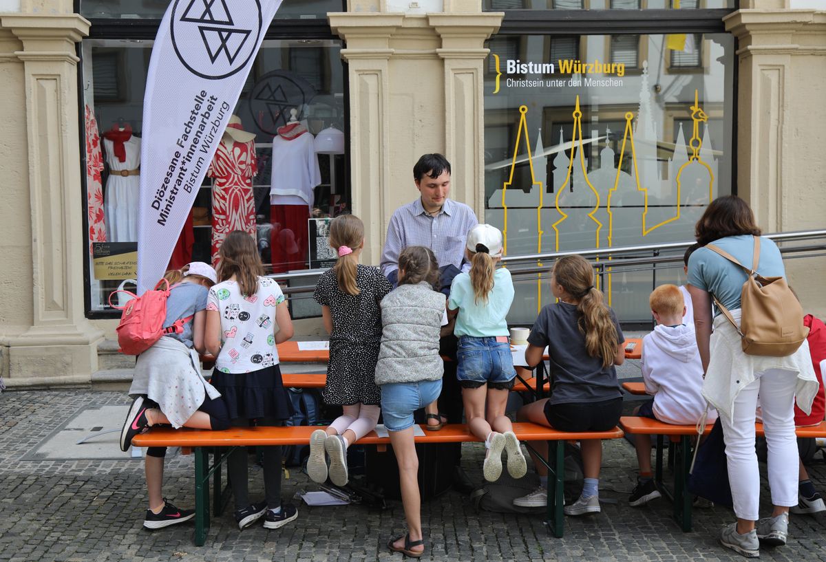 Mit rund 1300 Kommunionkindern und ihren Begleitern hat Weihbischof Paul Reder am Montag, 8. Juli, einen Gottesdienst im Kiliansdom gefeiert. nach dem Gottesdienst gab es Angebote für Spiele und Aktionen, beispielsweise auf dem Domvorplatz.