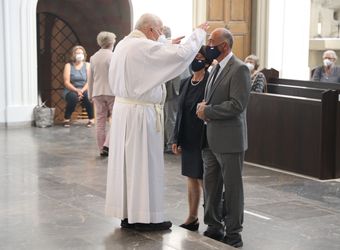 Bischof em. Dr. Friedhelm Hofmann feierte am Freitagnachmittag, 25. Juni, einen Dankgottesdienst mit Ehepaaren, die seit 50, 60 oder 65 Jahren verheiratet sind. Anschließend spendeten der Bischof sowie weitere Priester und Diakone den Jubilaren mit Abstand den Segen.