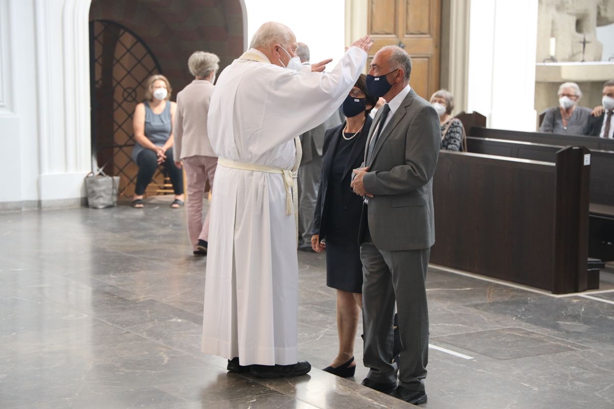 Bischof em. Dr. Friedhelm Hofmann feierte am Freitagnachmittag, 25. Juni, einen Dankgottesdienst mit Ehepaaren, die seit 50, 60 oder 65 Jahren verheiratet sind. Anschließend spendeten der Bischof sowie weitere Priester und Diakone den Jubilaren mit Abstand den Segen.