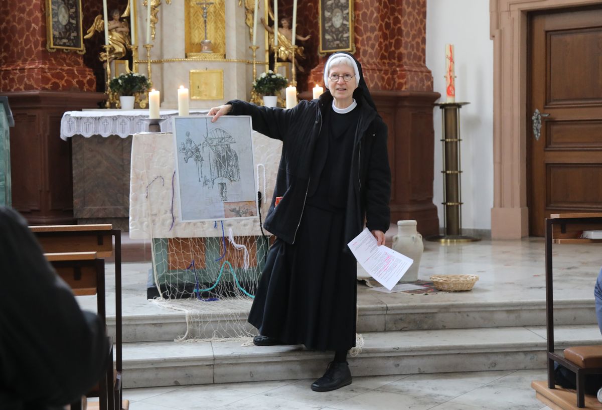 1525/0353 Bischof Jung besucht Sankt-Ursula-Schule_56993