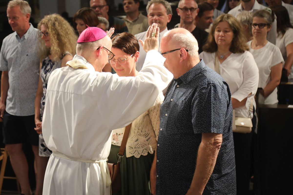 Mit rund 1000 Eheleuten, die in diesem Jahr Silberhochzeit haben, feierte Bischof Dr. Franz Jung am Freitagabend, 4. Juli 2025, einen Pontifikalgottesdienst im Kiliansdom. Im Anschluss erteilten er, Weihbischof Paul Reder sowie weitere Seelsorgerinnen und Seelsorger den Paaren einzeln den Segen.