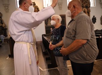 Mit rund 110 Ehepaaren aus der ganzen Diözese hat Weihbischof Ulrich Boom am Mittwochnachmittag, 23. Juni, einen Pontifikalgottesdienst gefeiert. Eingeladen waren Ehejubilare, die in den Jahren 2020 und 2021 auf 50, 60 oder 65 gemeinsame Jahre zurückblicken.