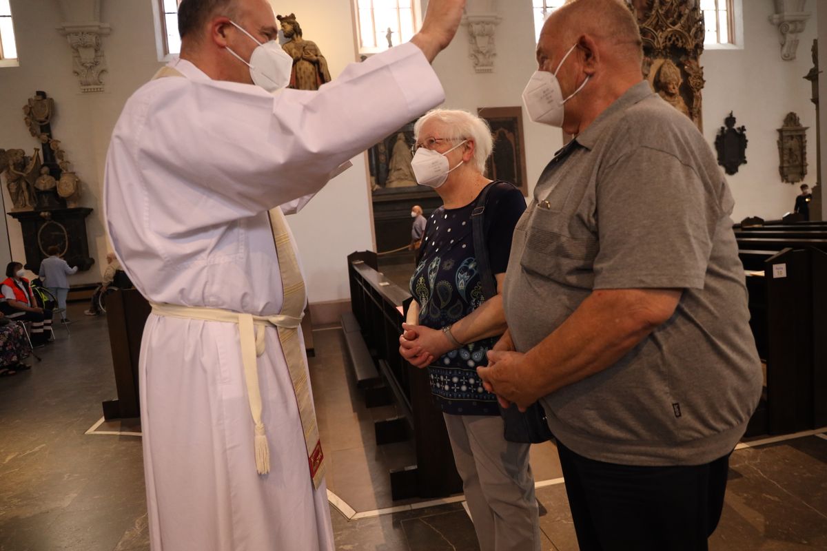Mit rund 110 Ehepaaren aus der ganzen Diözese hat Weihbischof Ulrich Boom am Mittwochnachmittag, 23. Juni, einen Pontifikalgottesdienst gefeiert. Eingeladen waren Ehejubilare, die in den Jahren 2020 und 2021 auf 50, 60 oder 65 gemeinsame Jahre zurückblicken.