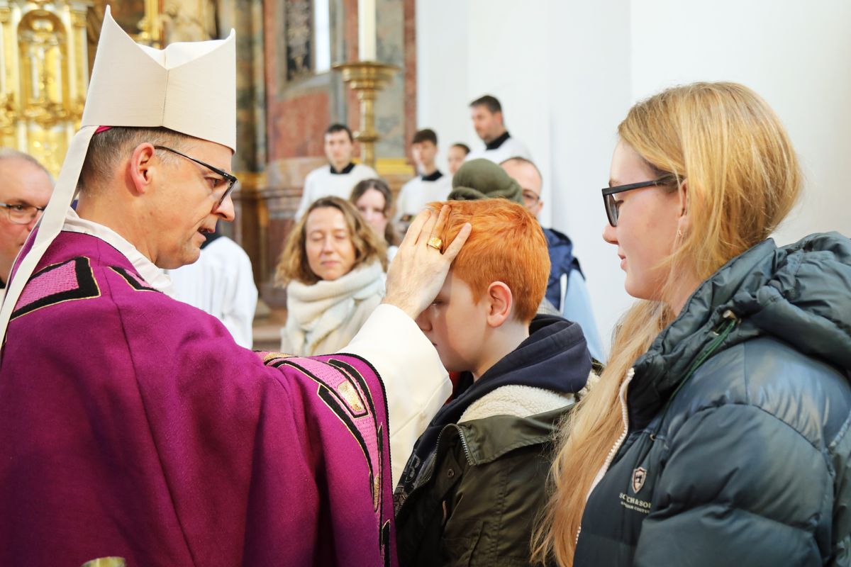 Bei einer Feier im Neumünster ließ Bischof Dr. Franz Jung 20 Erwachsene zu Taufe, Firmung und Eucharistie zu sowie eine Bewerberin für die Erwachsenenfirmung.