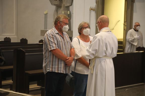 2721/0637-Dankgottesdienst für Ehejubilare mit Bischof Dr. Franz Jung_28308 Bischof Dr. Franz Jung hat am Mittwochabend, 30. Juni, einen Gottesdienst im Würzburger Kiliansdom gefeiert.