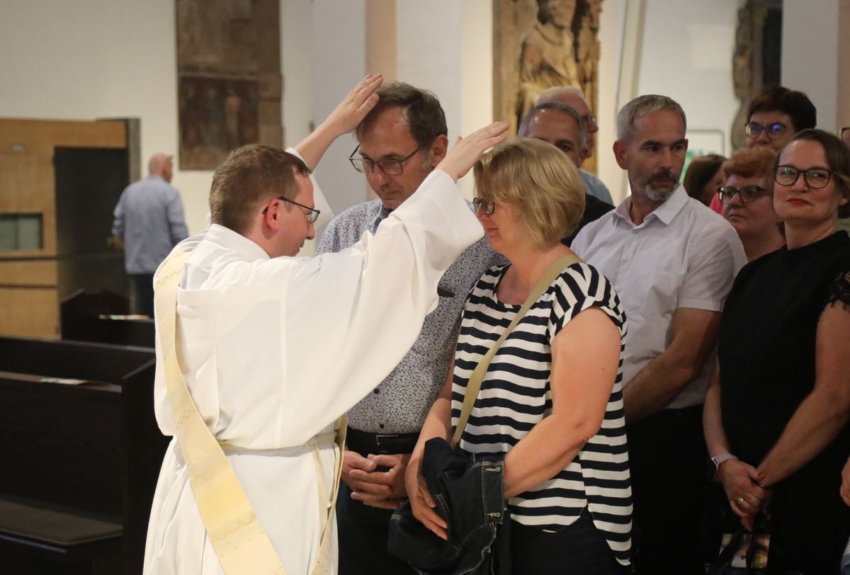 Mit rund 1000 Eheleuten, die in diesem Jahr Silberhochzeit haben, feierte Bischof Dr. Franz Jung am Freitagabend, 4. Juli 2025, einen Pontifikalgottesdienst im Kiliansdom. Im Anschluss erteilten er, Weihbischof Paul Reder sowie weitere Seelsorgerinnen und Seelsorger den Paaren einzeln den Segen.