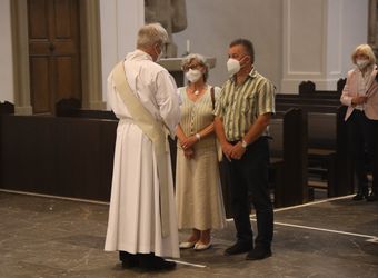 Mit rund 100 Ehepaaren aus der ganzen Diözese hat Bischof Dr. Franz Jung am Montagabend, 28. Juni, einen Gottesdienst im Würzburger Kiliansdom gefeiert. Eingeladen waren Ehejubilare, die in den Jahren 2020 und 2021 ihr silbernes Ehejubiläum feiern. Nach dem Gottesdienst ließen sich die Ehepartner von Bischof Jung und weiteren Priestern und Diakonen mit Abstand segnen.