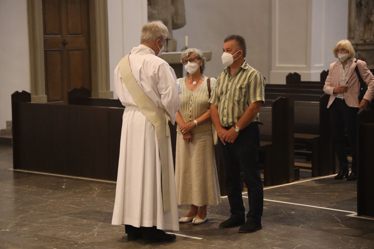 2621/0619 Ehejubilare Bischof 28. Juni Abend_27978 Mit rund 100 Ehepaaren aus der ganzen Diözese hat Bischof Dr. Franz Jung am Montagabend, 28. Juni, einen Gottesdienst im Würzburger Kiliansdom gefeiert. Eingeladen waren Ehejubilare, die in den Jahren 2020 und 2021 ihr silbernes Ehejubiläum feiern. Nach dem Gottesdienst ließen sich die Ehepartner von Bischof Jung und weiteren Priestern und Diakonen mit Abstand segnen.