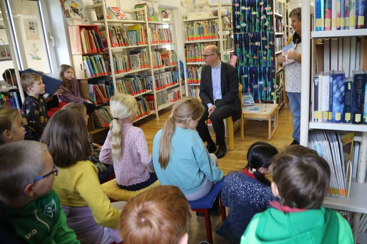 Wer hat das Supersandwich geklaut? Beim Vorlesetag mit Bischof Dr. Franz Jung überlegten die Kinder der Klasse 3a der Grundschule Kürnach eifrig mit.