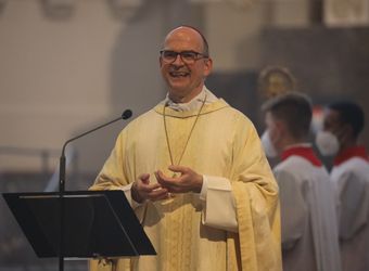 Bischof Dr. Franz Jung feierte am Mittwochabend, 23. Juni, einen Gottesdienst für Ehepaare, die 2021 oder 2021 auf 25 gemeinsame Jahre zurückblicken. Im Anschluss konnten sich die Paare segnen lassen.