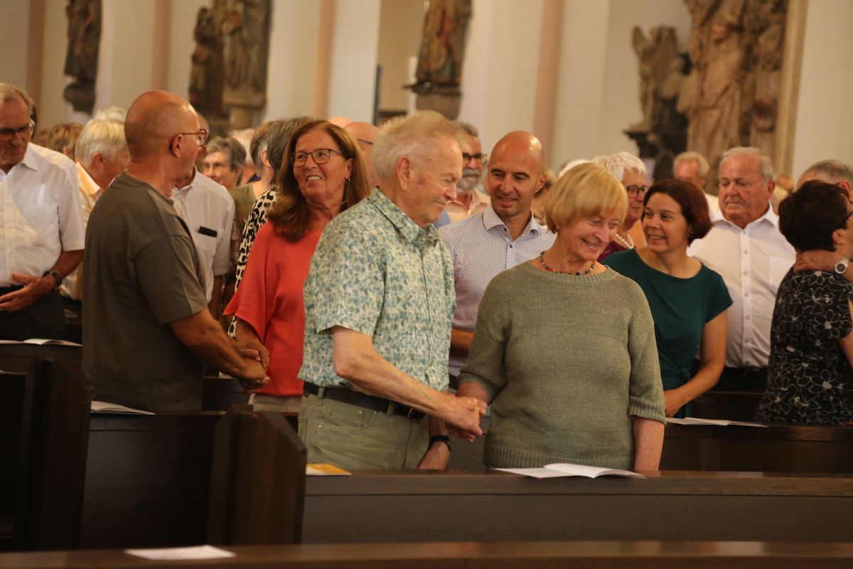 Rund 250 Ehejubilare haben am Freitagnachmittag, 4. Juli, im Kiliansdom in einem Pontifikalgottesdienst mit Weihbischof em. Ulrich Boom ihr Eheversprechen erneuert. 