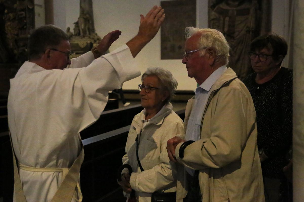 Bischof Dr. Franz Jung hat am Donnerstagnachmittag, 4. Juli, mit etwa 320 Paaren im Kiliansdom ihr goldenes oder diamantenes Ehejubiläum gefeiert.
