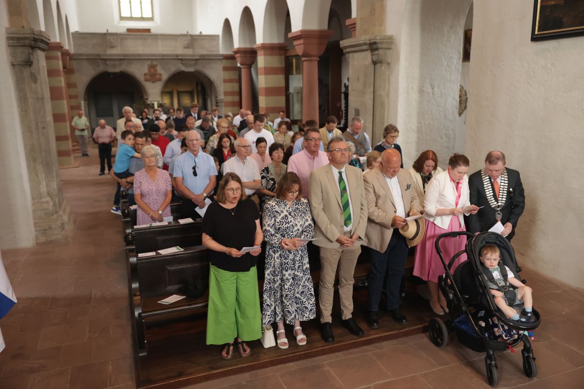 Mit einer Reliquienprozession von Sankt Burkard über die Alte Mainbrücke und einem Pontifikalgottesdienst im Kiliansdom ist am Sonntag, 6. Juli, die Kiliani-Wallfahrtswoche 2025 eröffnet worden.