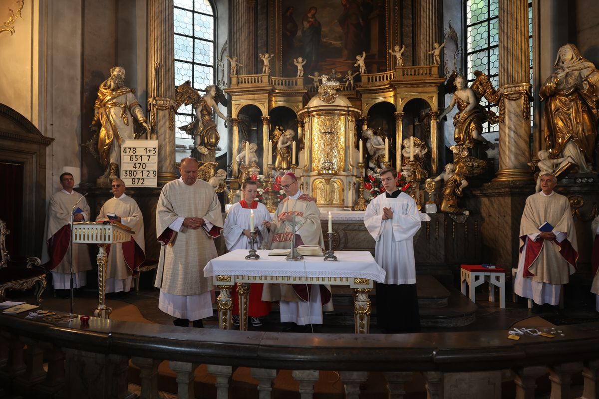 Mit einer Prozession und einem Pontifikalgottesdienst mit Bischof Dr. Franz Jung  ist am Sonntag, 15. September, das 200. Jubiläum der Kirchweihe des Würzburger Käppele gefeiert worden.