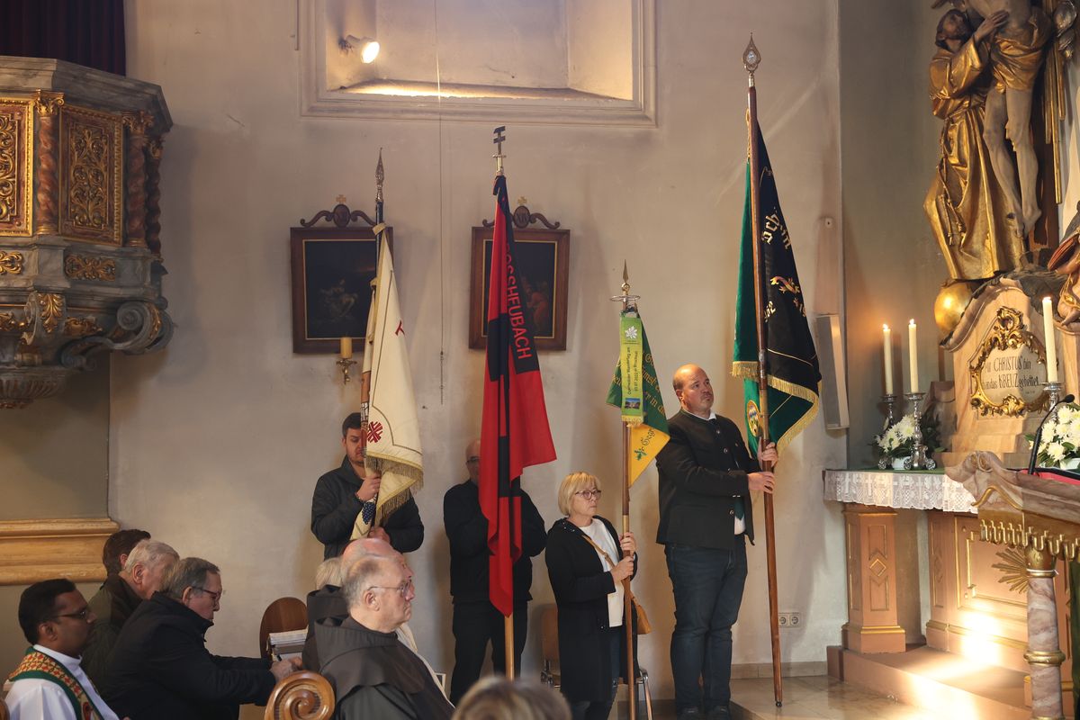 Bei einer Pontifikalmesse in der Klosterkirche auf dem Engelberg bei Großheubach hat Bischof Dr. Franz Jung zusammen mit Pater Jan Pelczarski, Generalsuperior der Oblaten des heiligen Josef aus Rom, am Sonntag, 3. November, offiziell die neue Niederlassung der Oblaten des heiligen Josef im Bistum Würzburg errichtet.