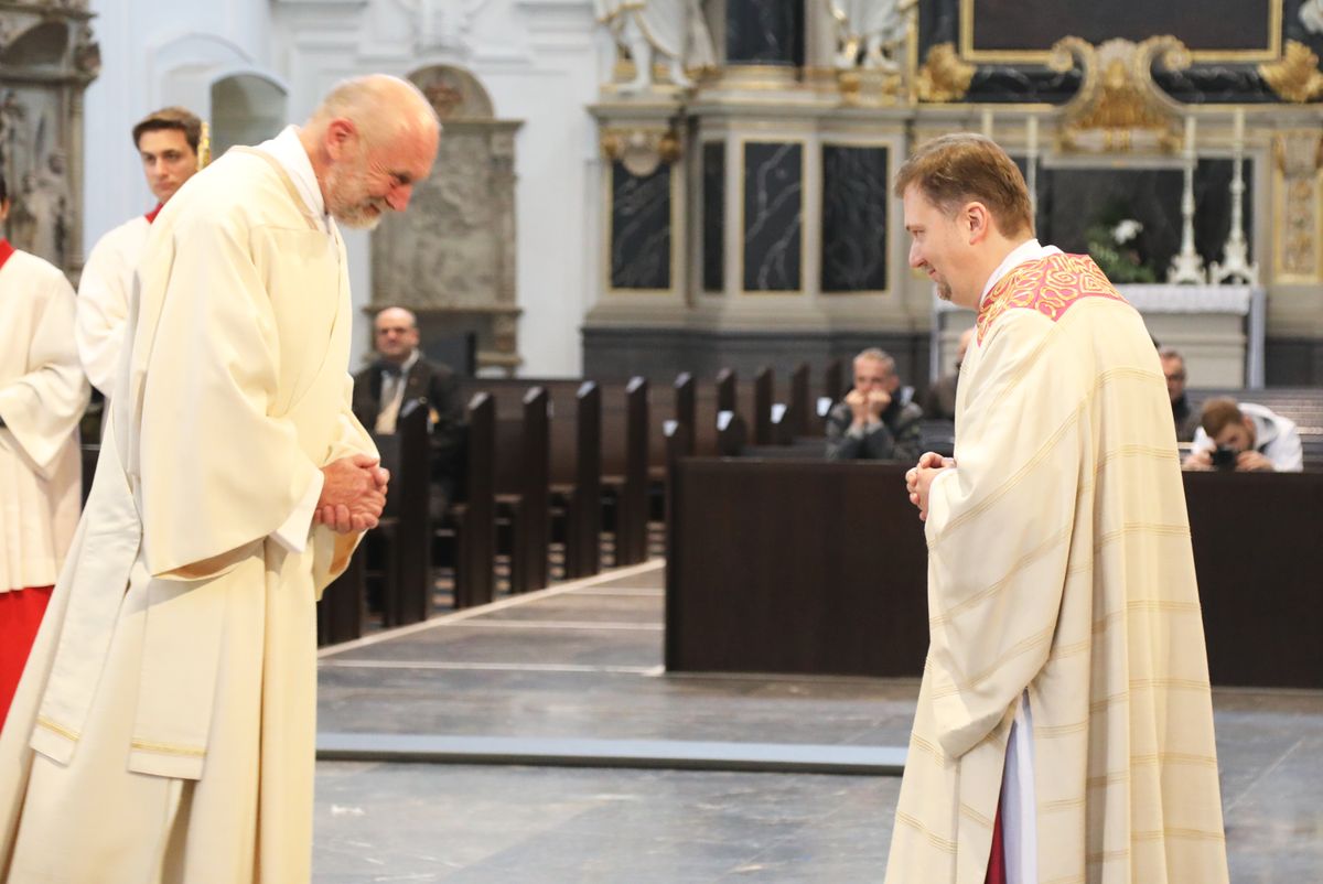 Bei einem Pontifikalgottesdienst am Samstag, 17. Oktober, hat Weihbischof Ulrich Boom im Würzburger Kiliansdom Uwe Becker zum Ständigen Diakon geweiht.