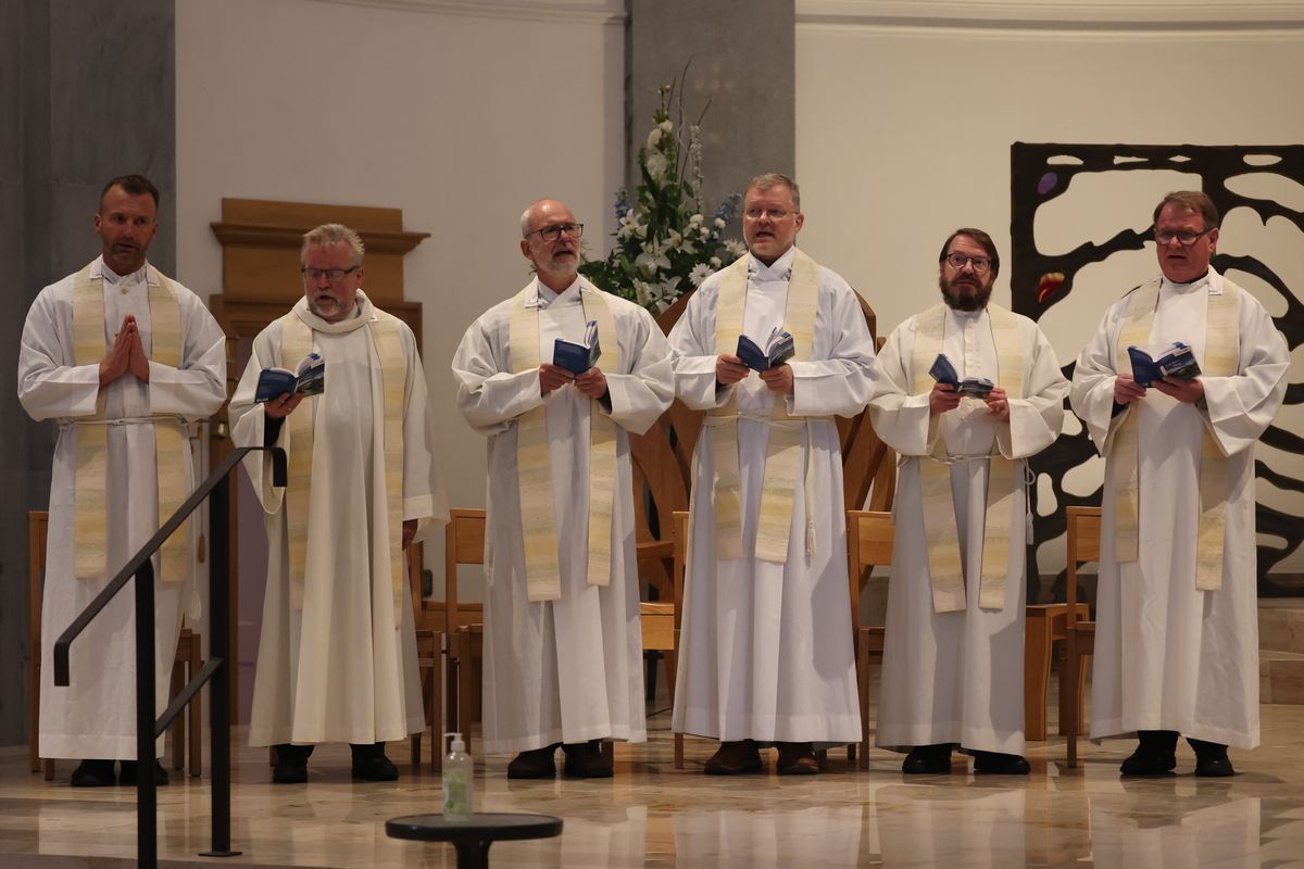 Bischof Dr. Franz Jung feierte am Festtag des heiligen Franziskus in der Kathedrale des heiligen Mél in Longford einen Gottesdienst. Im Anschluss lud die Pfarrei zum Kaffee in das Untergeschoss ein.