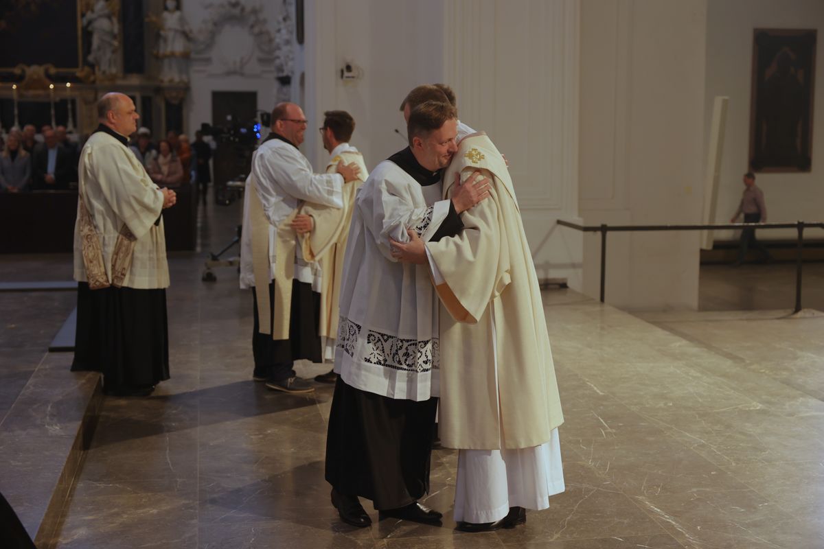 Bei einem Pontifikalgottesdienst am Samstag, 27. September, weihte Weihbischof Paul Reder drei Männer im Würzburger Kiliansdom zu Diakonen.