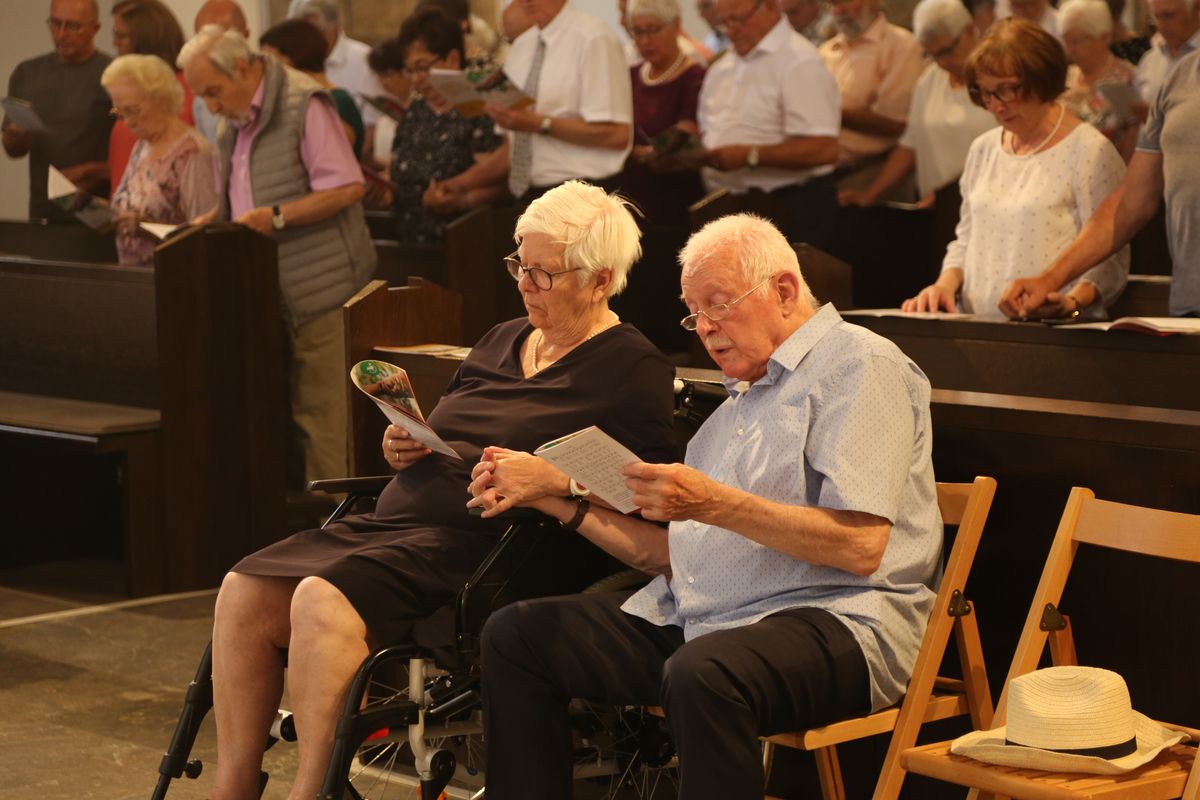 Rund 250 Ehejubilare haben am Freitagnachmittag, 4. Juli, im Kiliansdom in einem Pontifikalgottesdienst mit Weihbischof em. Ulrich Boom ihr Eheversprechen erneuert. 